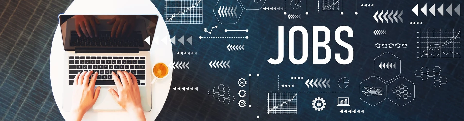 Hände mit Laptop auf Tisch aus Vogelperspektive, © shutterstock Hände mit Laptop auf Tisch aus Vogelperspektive, © shutterstock