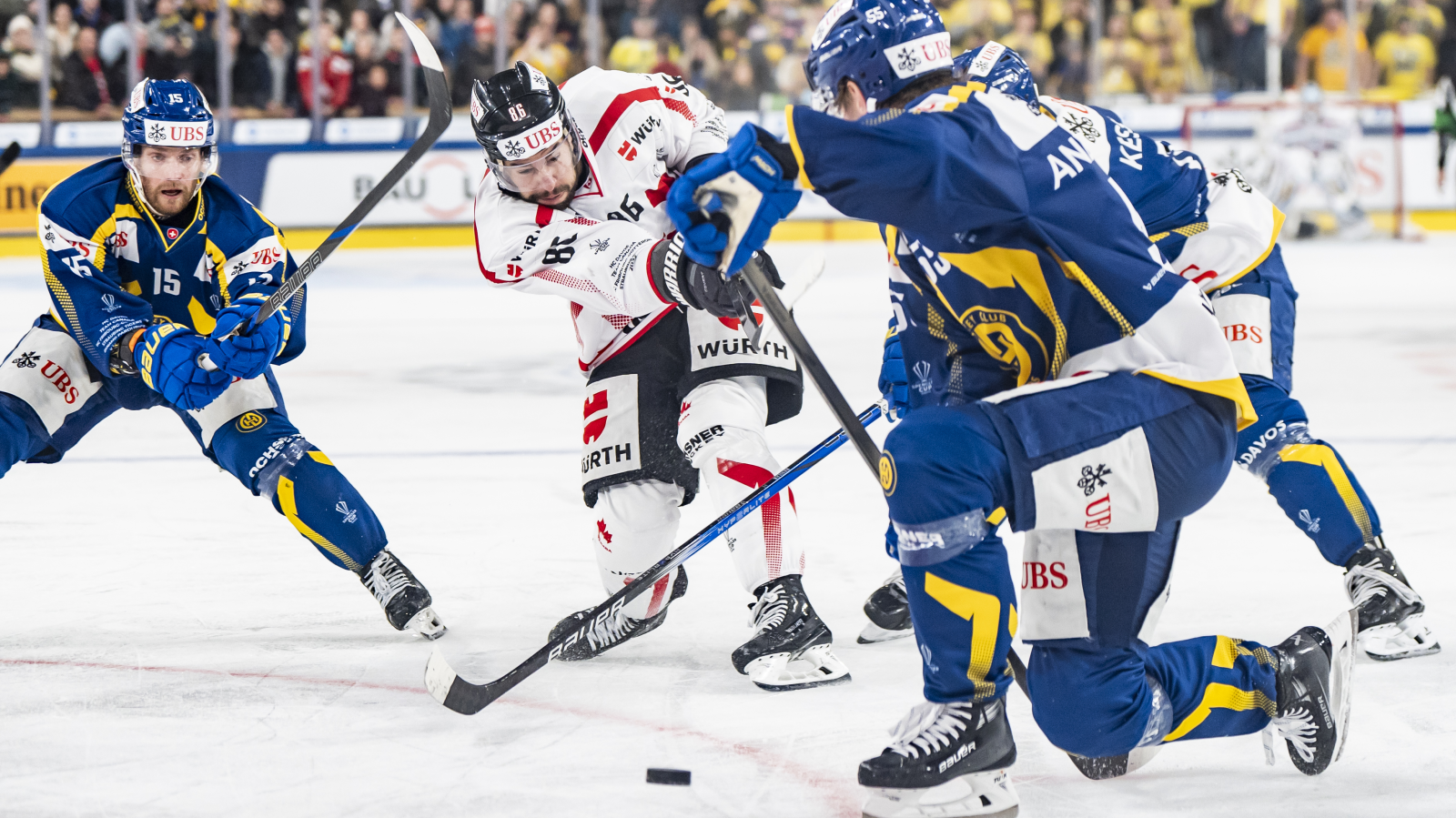 Team Canada mit deutlichem Zeichen gegen den HCD, © KEYSTONE/ Til Buergy