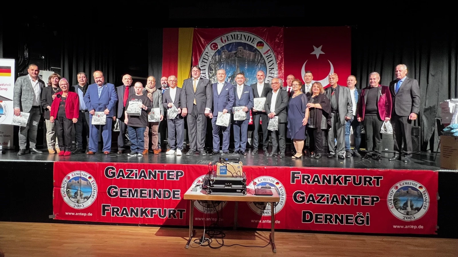 Frankfurt’ta düzenlenen 17. Frankfurt-Gaziantep Kültür ve Dayanışma Gecesi, katılımcılara unutulmaz bir akşam yaşattı. , © mhastuerk Frankfurt’ta düzenlenen 17. Frankfurt-Gaziantep Kültür ve Dayanışma Gecesi, katılımcılara unutulmaz bir akşam yaşattı. , © mhastuerk