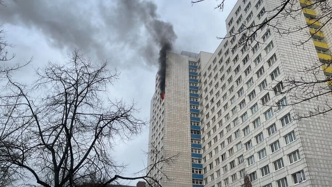 Pleidelsheim’da Çatı Yangını: Birkaç Bina Tahliye Edildi, © -/ Feuerwehr Berlin/dpa Pleidelsheim’da Çatı Yangını: Birkaç Bina Tahliye Edildi, © -/ Feuerwehr Berlin/dpa