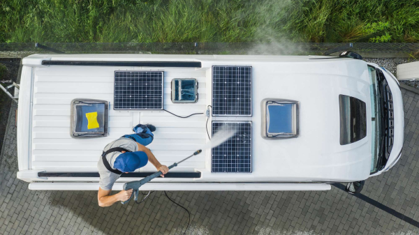 Camper wird gereinigt, © Virrage Images, Shutterstock