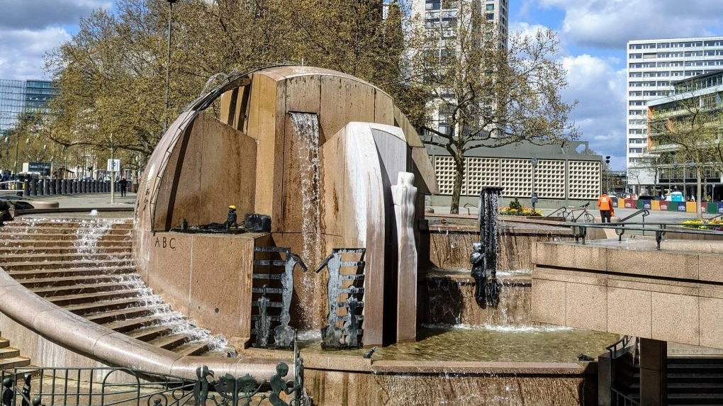 Berlin'in Merkezinde ki Dünya Küre Çeşmesi Yenilenmeyi Bekliyor!, © mitte-bitte.de Berlin'in Merkezinde ki Dünya Küre Çeşmesi Yenilenmeyi Bekliyor!, © mitte-bitte.de