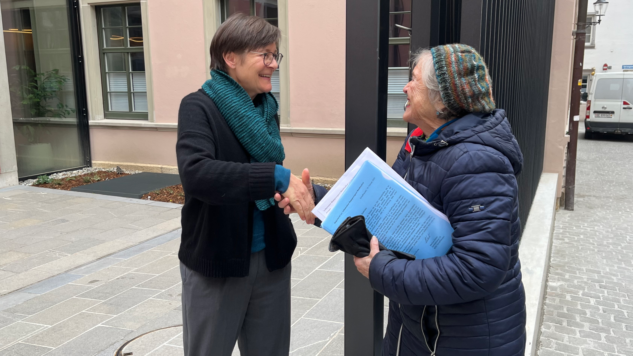 © Stadträtin Katrin Bernath (links) nimmt die Petition von Verena Hauser entgegen. Bild: Radio Munot