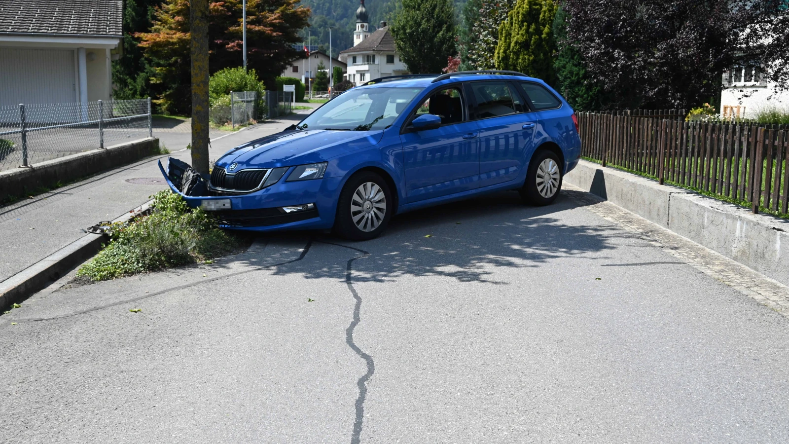 Autofahrerin prallt in Mels in einen Baum, © Kantonspolizei St. Gallen Autofahrerin prallt in Mels in einen Baum, © Kantonspolizei St. Gallen