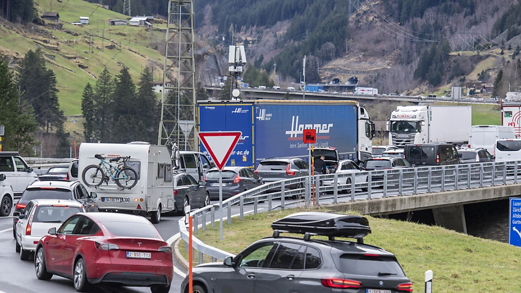 Stau trotz schlechtem Wetter im Süden erwartet, © Keystone / SDA Stau trotz schlechtem Wetter im Süden erwartet, © Keystone / SDA