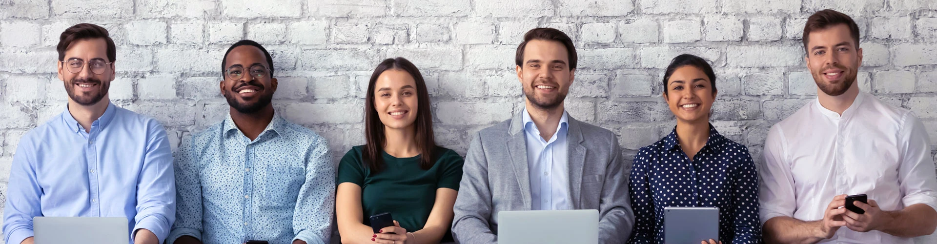 Bewerber auf Stühlen, © Shutterstock Bewerber auf Stühlen, © Shutterstock