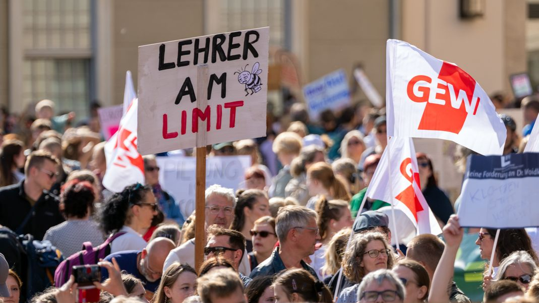 BW’de Genç Öğretmenlere Kadro Şoku: Yarısı Dışarıda Kaldı!, © Soeren Stache/dpa
