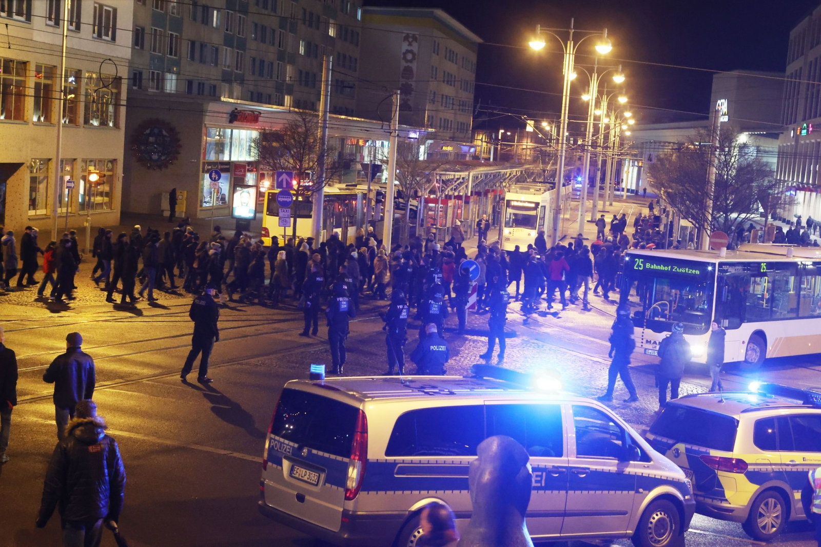 Die Polizei begleitet einen Protest gegen die staatlichen Corona-Maßnahmen in Gera.