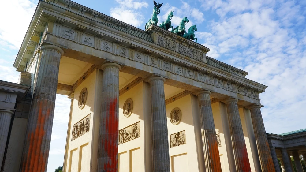 Brandenburger Tor’u boyayan iklimciler hakim karşısına çıkıyor!, © shutterstock Brandenburger Tor’u boyayan iklimciler hakim karşısına çıkıyor!, © shutterstock