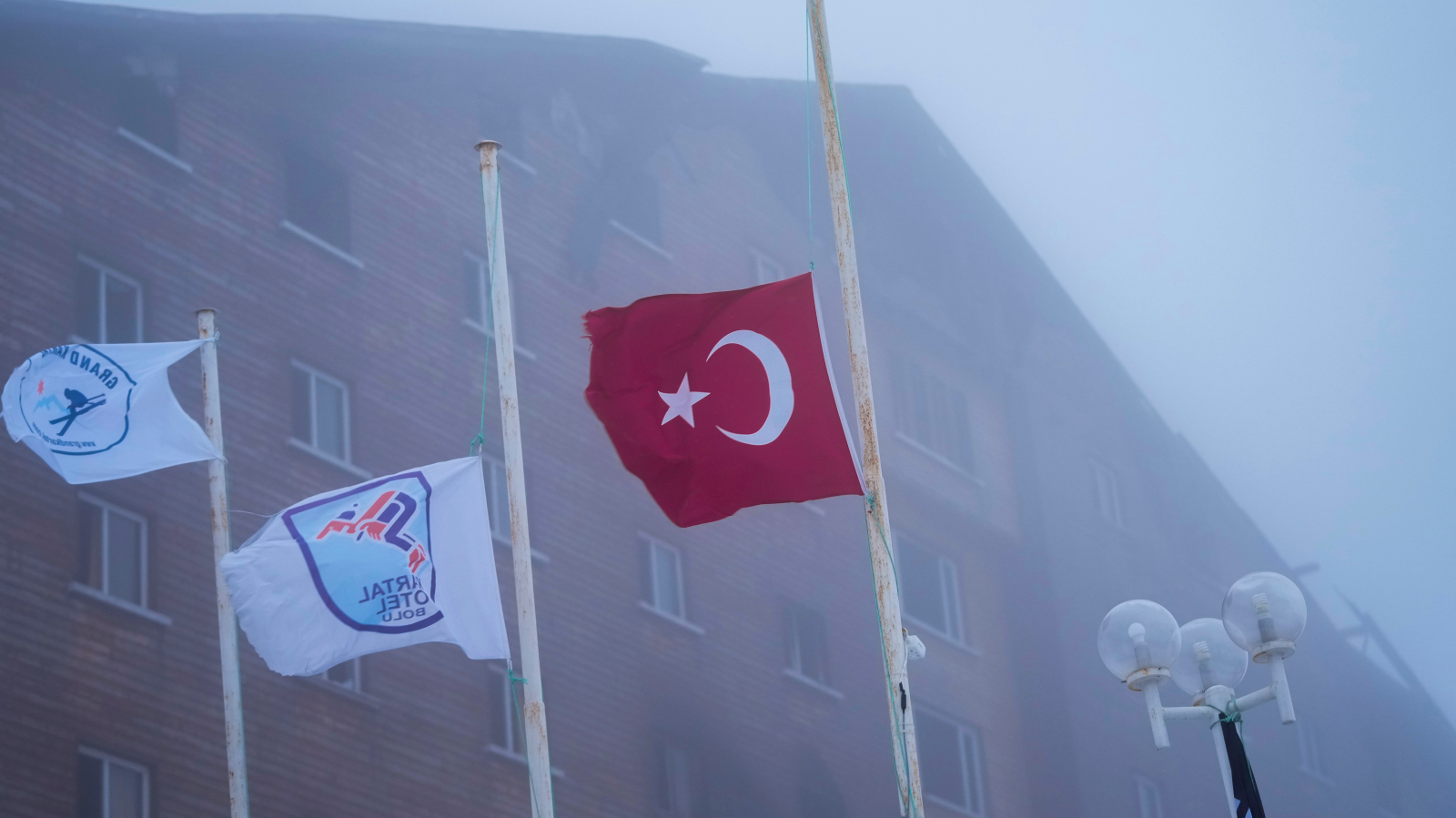 Bolu Kartalkaya’daki Yangın Faciası Sebebiyle Milli Yas: Bayraklar Yarıya İndirildi!, © dpa