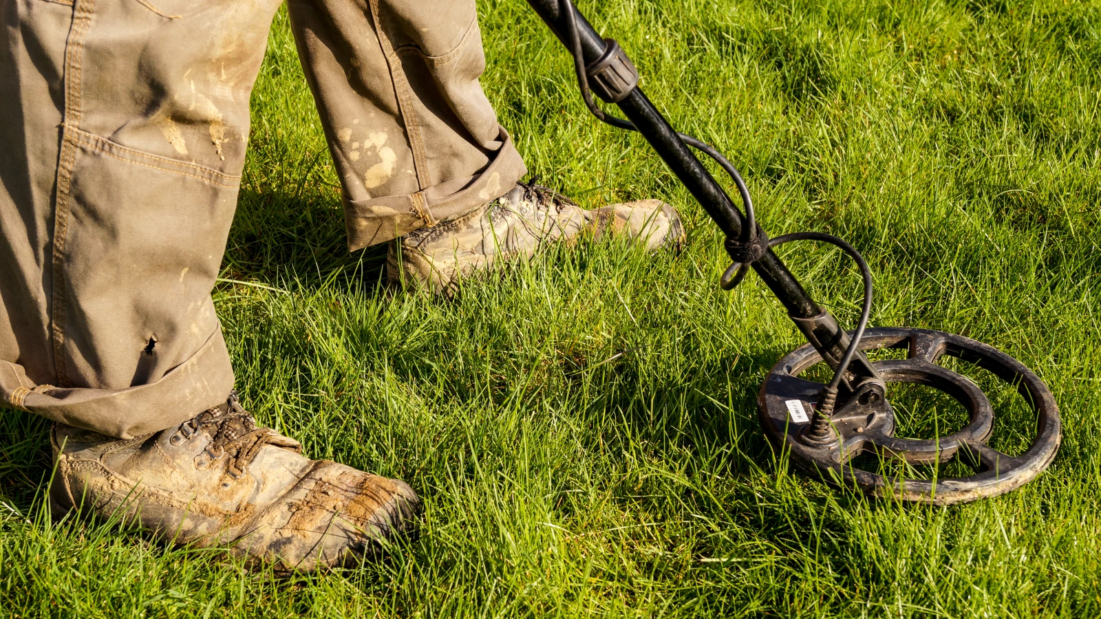 Waldboden mit Metalldetektor abgesucht, © Depositfotos / Symbolbild Waldboden mit Metalldetektor abgesucht, © Depositfotos / Symbolbild