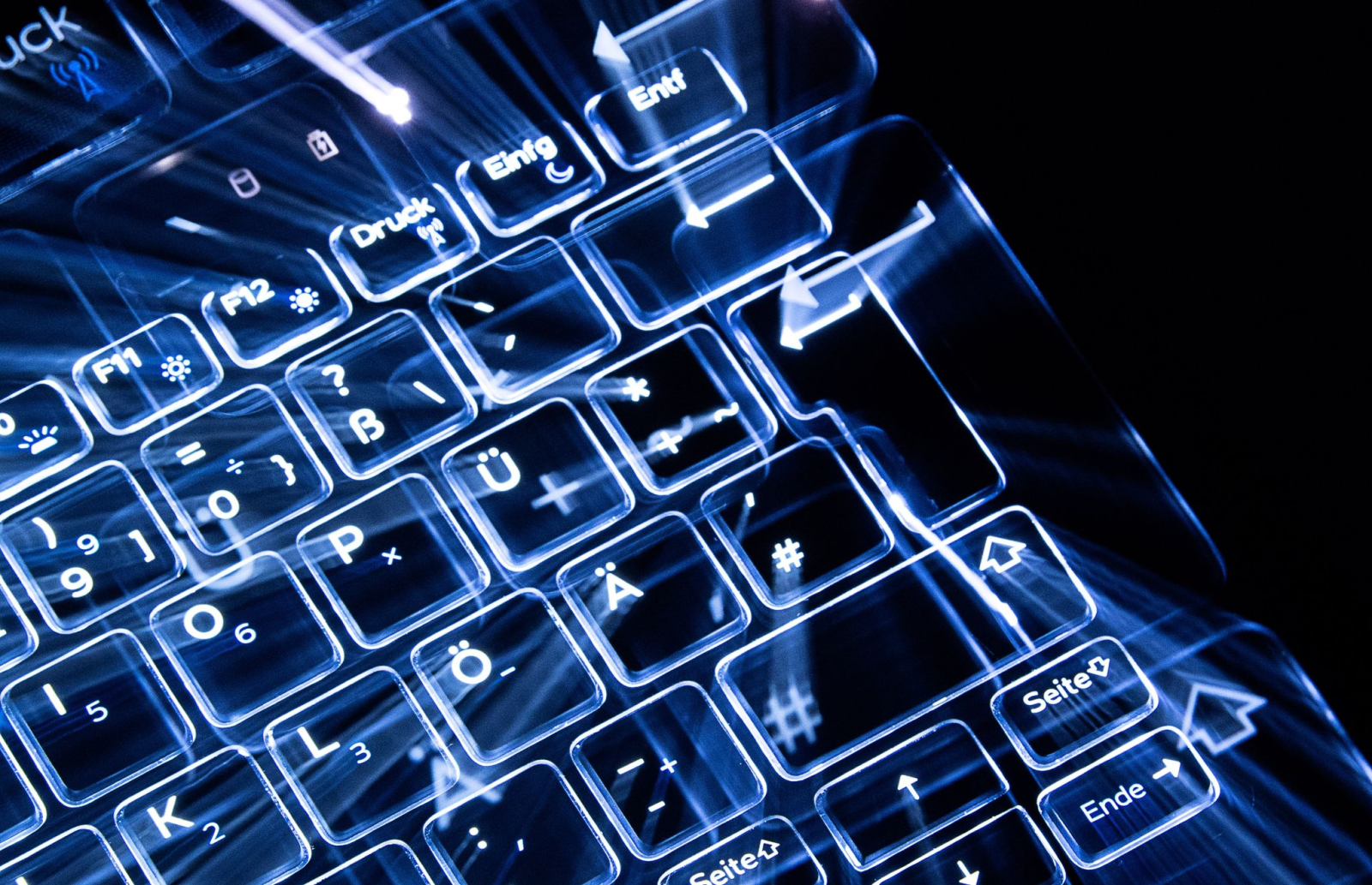 Tasten einer beleuchteten Tastatur., © Sebastian Gollnow/dpa/Symbolbild