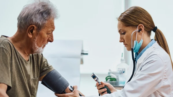 Älterer Mann beim Arzt Blutdruck messen, © Shutterstock Älterer Mann beim Arzt Blutdruck messen, © Shutterstock