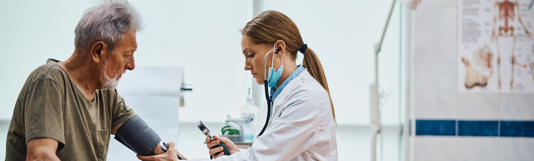 Älterer Mann beim Arzt Blutdruck messen, © Shutterstock