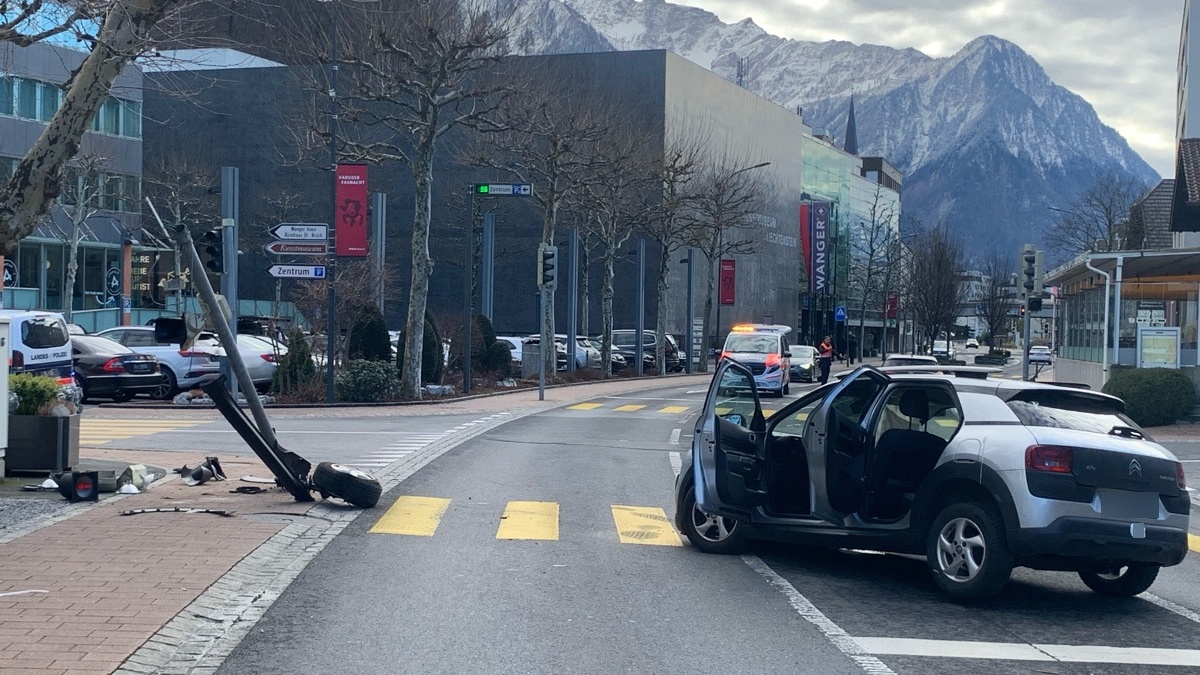 Frau verletzt sich bei Selbstunfall, © Landespolizei Liechtenstein