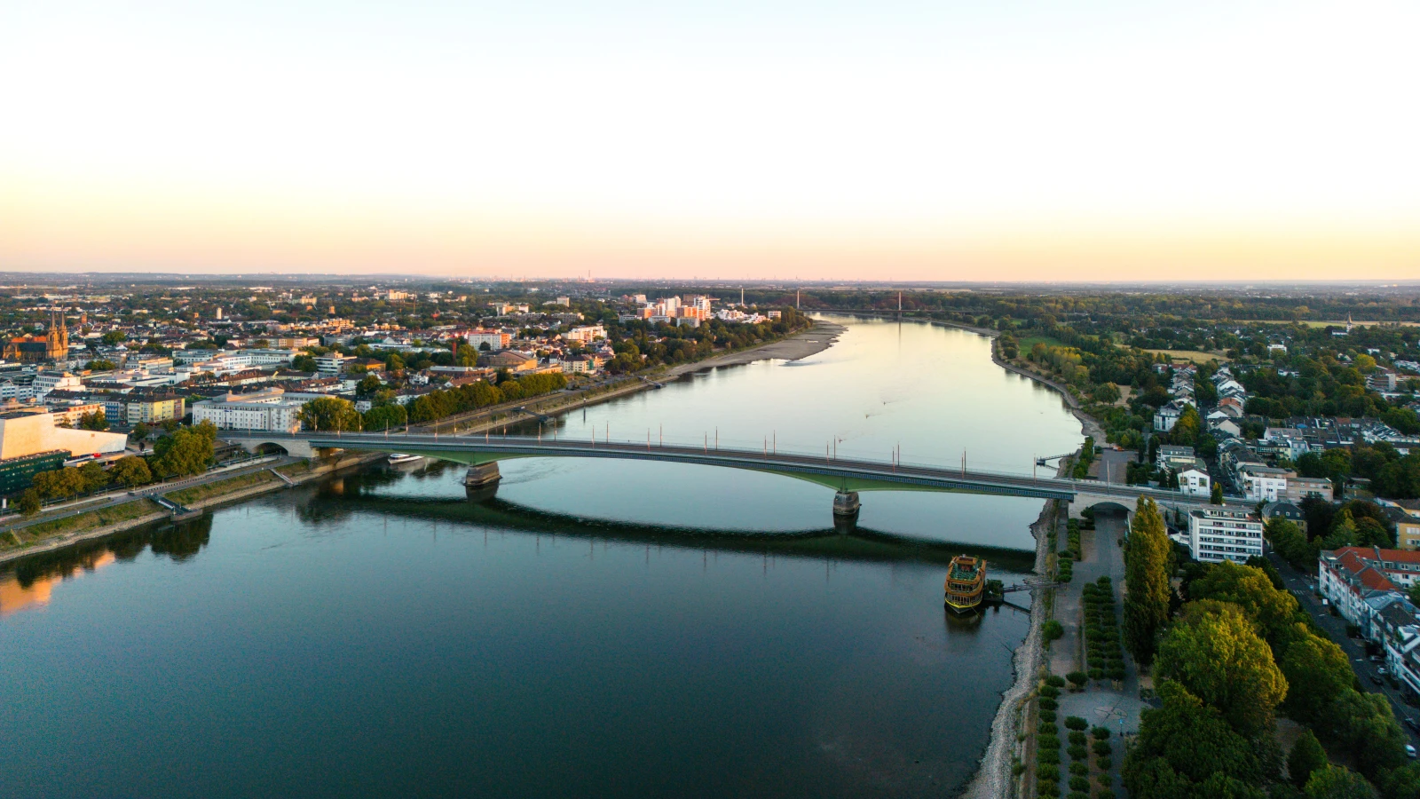 Ren Nehri'nde Serinlemek İsteyenleri Tehlike Bekliyor!, © Envato Ren Nehri'nde Serinlemek İsteyenleri Tehlike Bekliyor!, © Envato