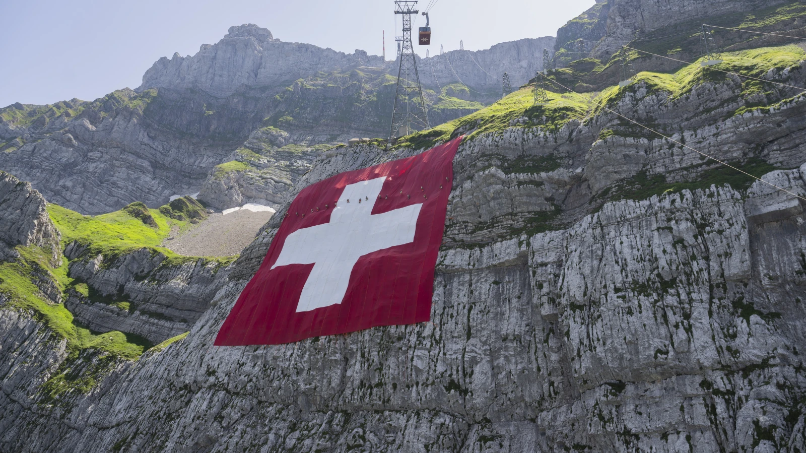 Am Säntis hängt die grösste Schweizerfahne, © Keystone-SDA Am Säntis hängt die grösste Schweizerfahne, © Keystone-SDA