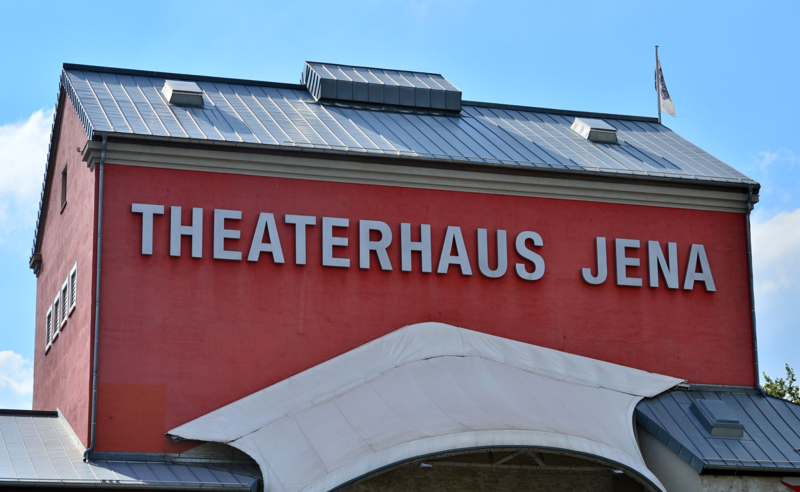 Die Fassade des Theaterhauses Jena.