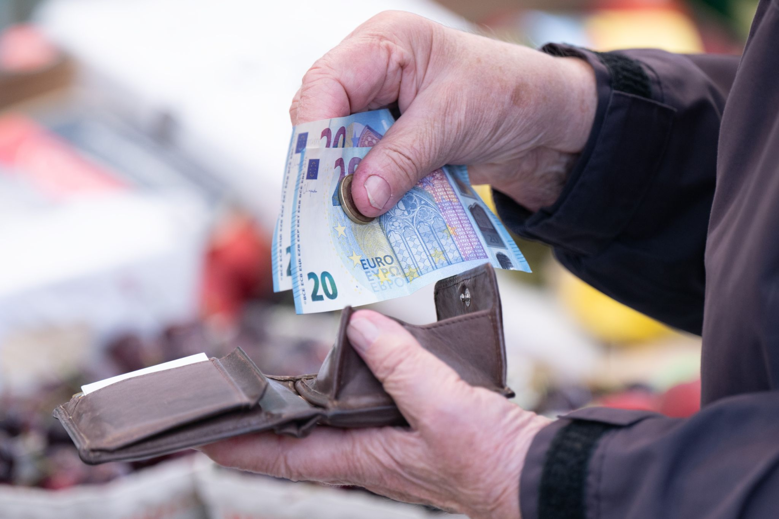 Der mittlere Verdienst lag 2023 in Thüringen bei 3.109 Euro. (Archivbild), © Sebastian Kahnert/dpa