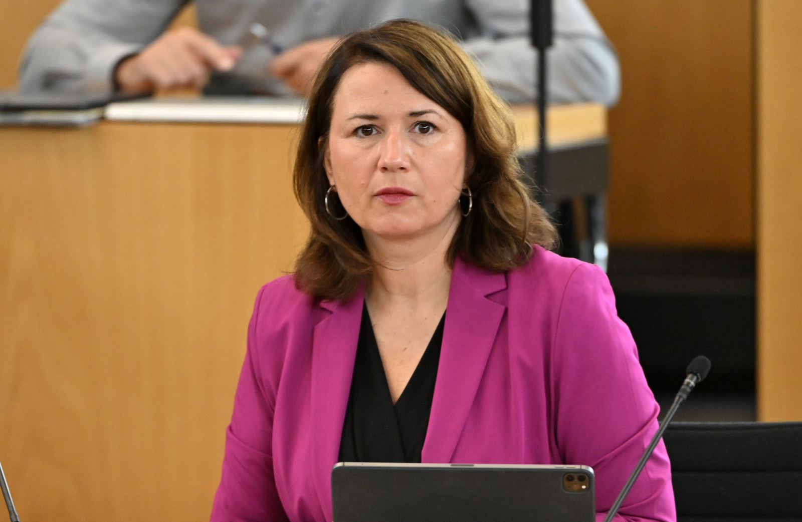 Thüringens Umweltministerin Anja Siegesmund (Bündnis90/Die Grünen) verfolgt die Landtagssitzung.