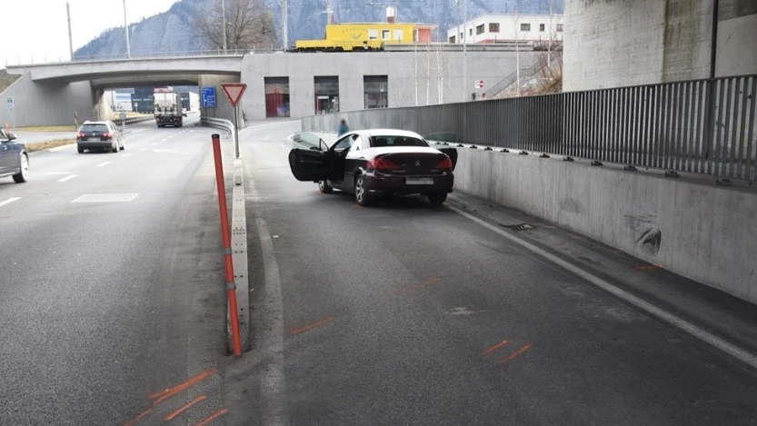 Selbstunfall an Kreisel in Maienfeld, © Kantonspolizei Graubünden Selbstunfall an Kreisel in Maienfeld, © Kantonspolizei Graubünden