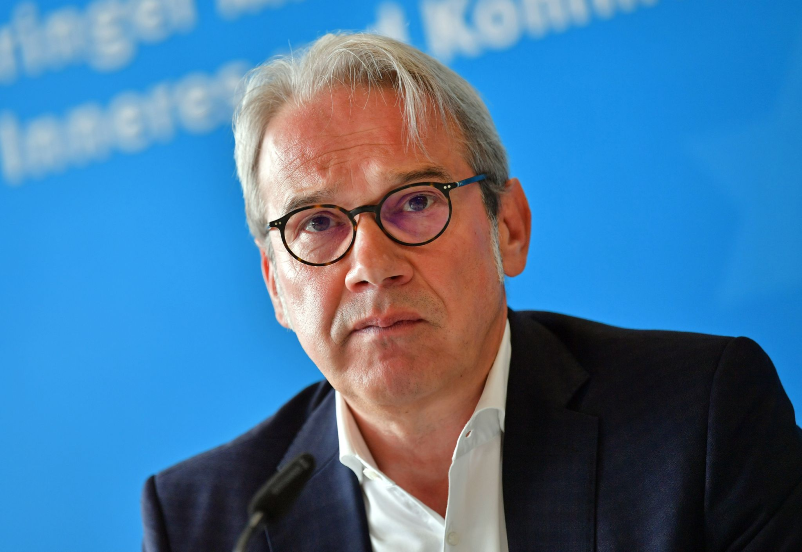 Georg Maier (SPD), Innenminister von Thüringen, sitzt in einer Sitzung.