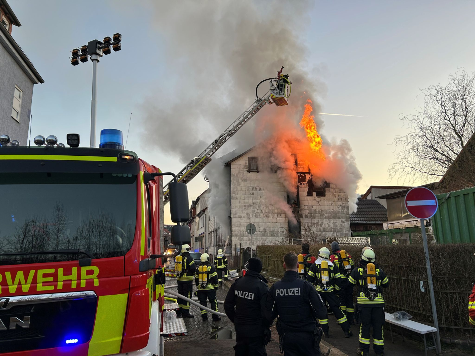 In den frühen Morgenstunden brach in einem Wohnhaus in Eisenach ein Brand aus., © Markus Weigelt/Stadt Eisenach/dpa