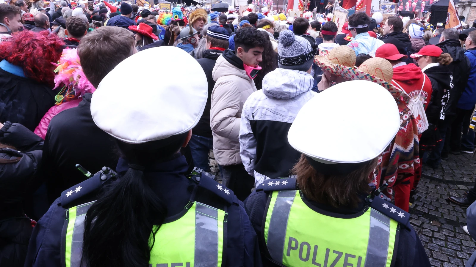 Köln Karnavalı İçin Terör Tehdidi: Yetkililer Dikkatli Ama Endişeli, © dpa/Symbolbild Köln Karnavalı İçin Terör Tehdidi: Yetkililer Dikkatli Ama Endişeli, © dpa/Symbolbild