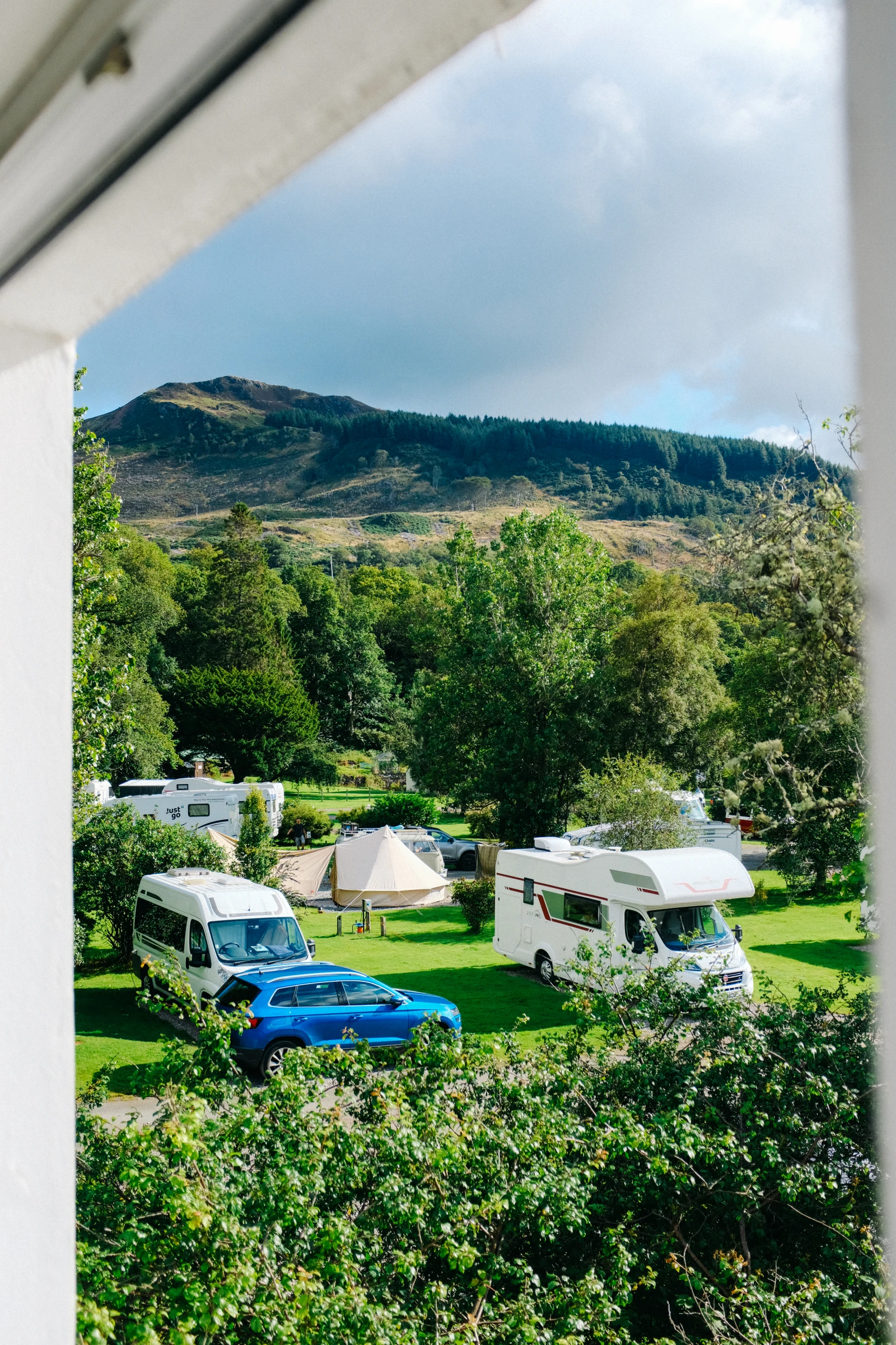 Camper auf Campingplatz, © Adrien Olichon Camper auf Campingplatz, © Adrien Olichon