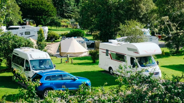 Camper auf Campingplatz, © Adrien Olichon Camper auf Campingplatz, © Adrien Olichon