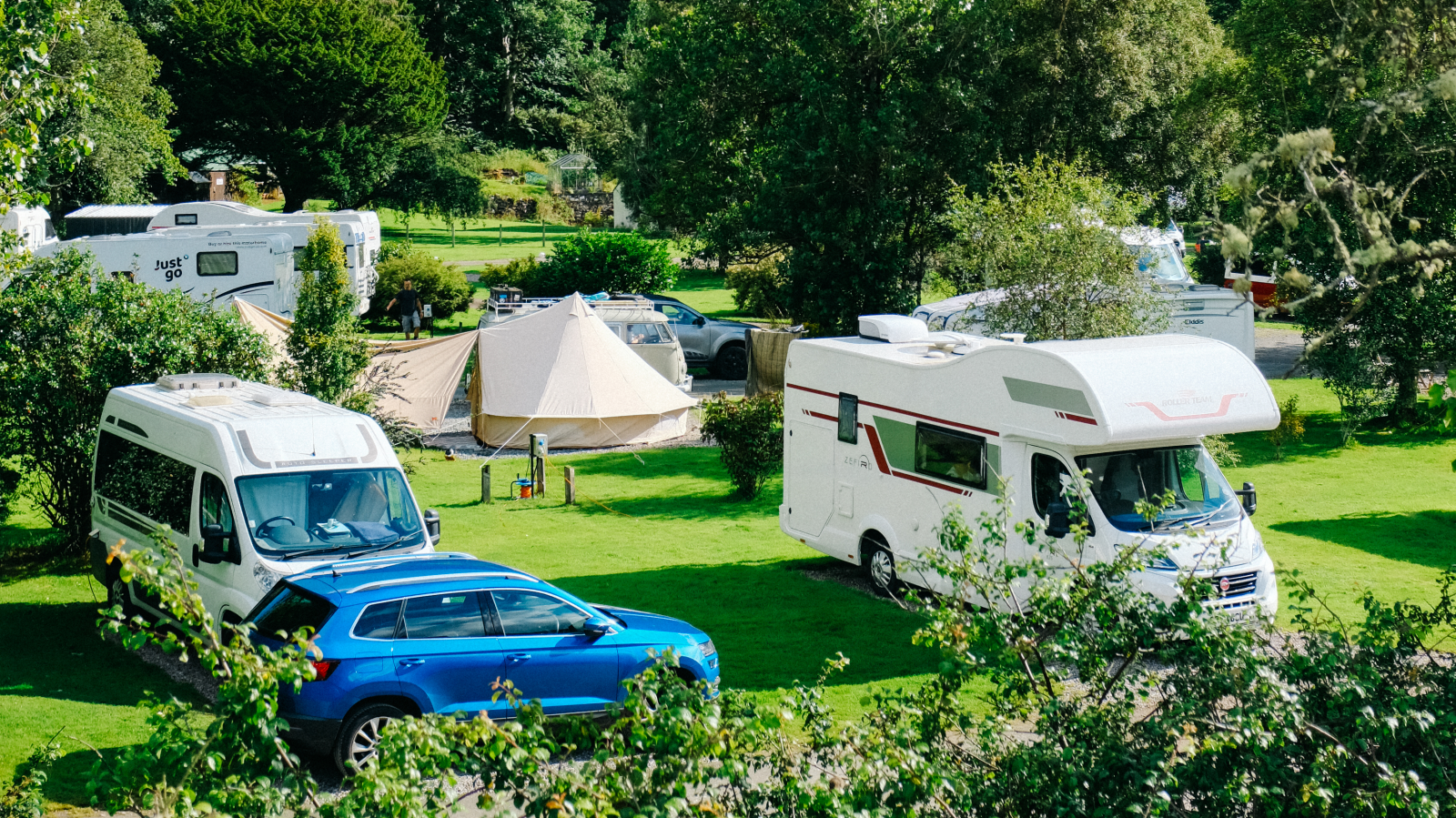 Camper auf Campingplatz, © Adrien Olichon