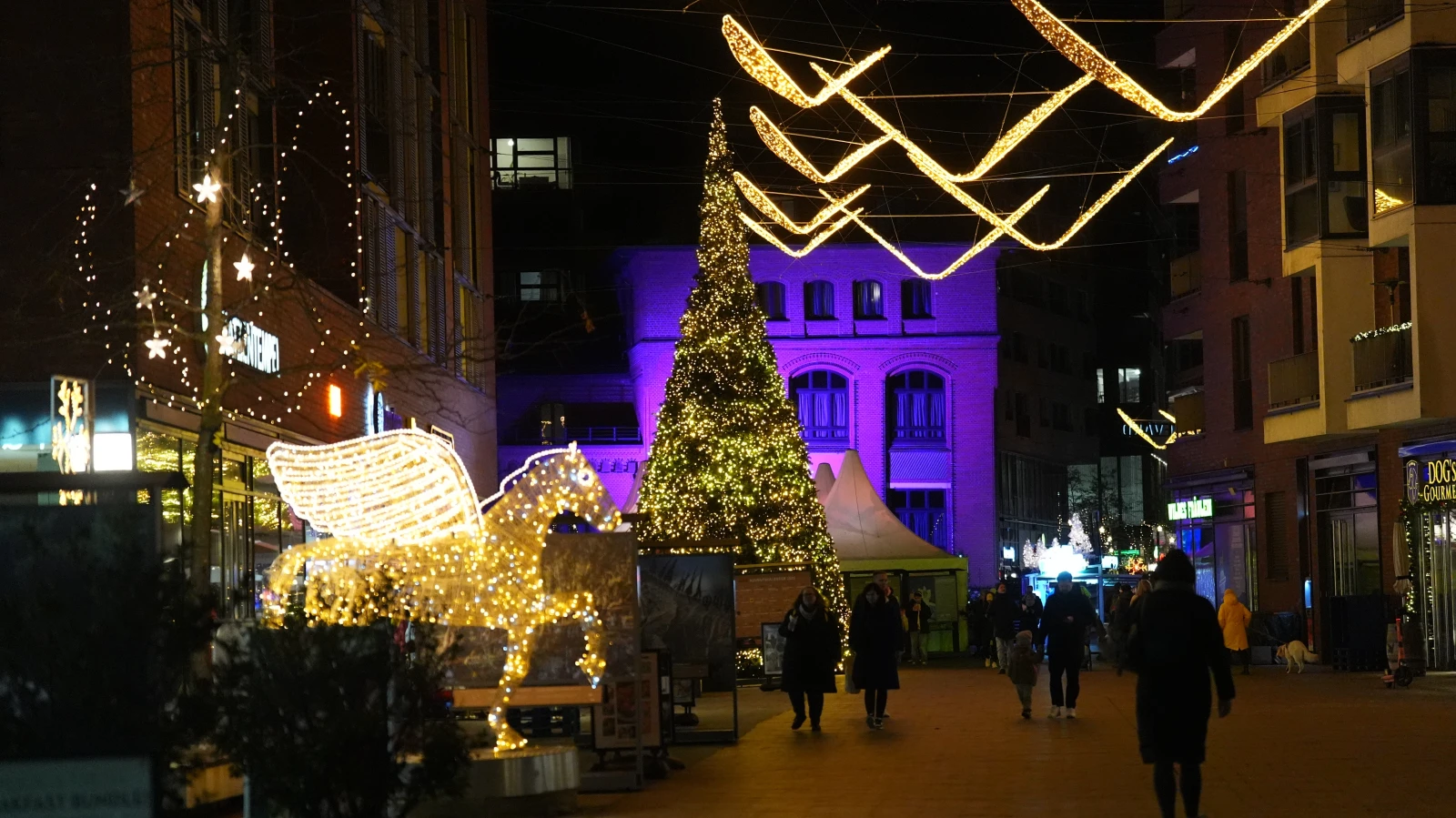 Dortmunder Weihnachtsmarkt: Işıklandırma ve Güvenlik Artıyor, © Marcus Brandt/dpa Dortmunder Weihnachtsmarkt: Işıklandırma ve Güvenlik Artıyor, © Marcus Brandt/dpa