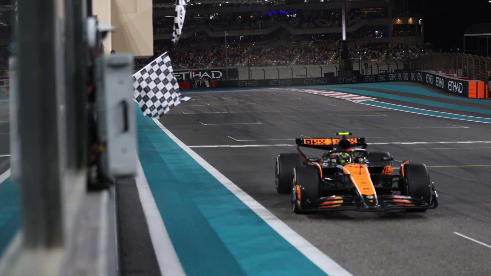 McLaren jubelt in Abu Dhabi doppelt, © EPA REUTERS HAMAD I MOHAMMED / POOL McLaren jubelt in Abu Dhabi doppelt, © EPA REUTERS HAMAD I MOHAMMED / POOL