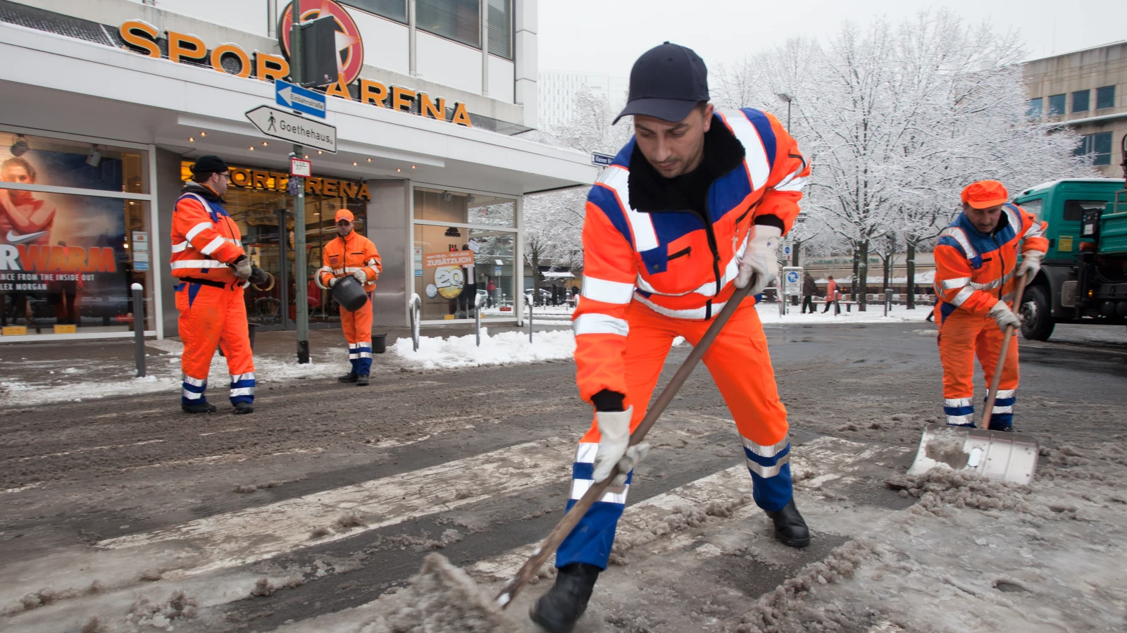 Frankfurt’ta kış hizmetleri hafta sonu da görev başında, © FES Frankfurt winterdienst_fugangerubergang Frankfurt’ta kış hizmetleri hafta sonu da görev başında, © FES Frankfurt winterdienst_fugangerubergang