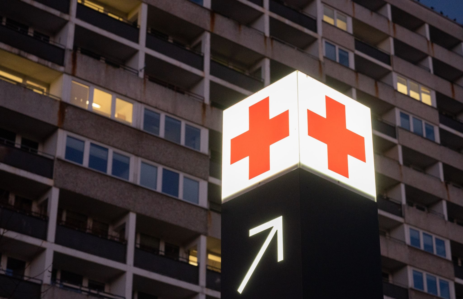 Ein Pfeil weist den Weg zur Notaufnahme eines Krankenhauses., © Julian Stratenschulte/dpa/Symbolbild