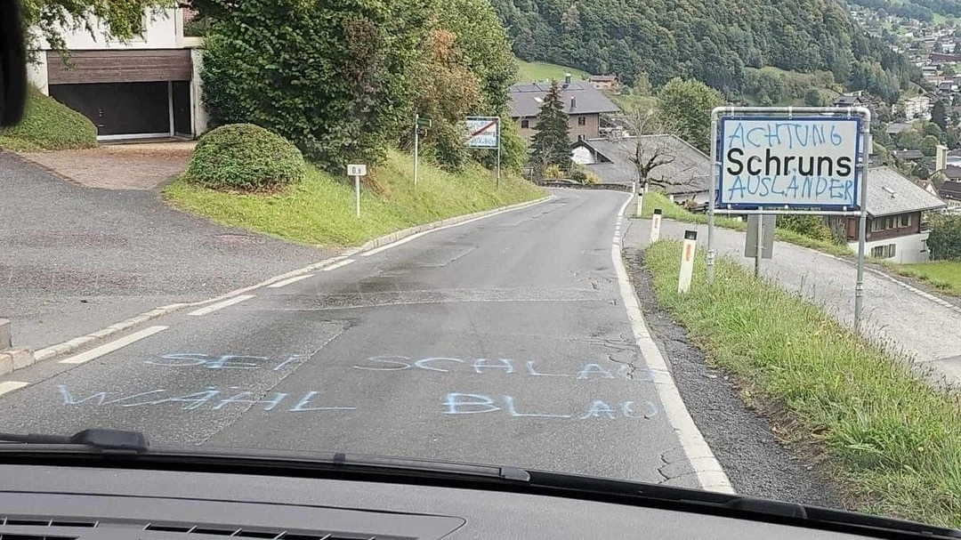 Ortstafeln mit politischen Parolen beschmiert, © Höhrerbild Ortstafeln mit politischen Parolen beschmiert, © Höhrerbild