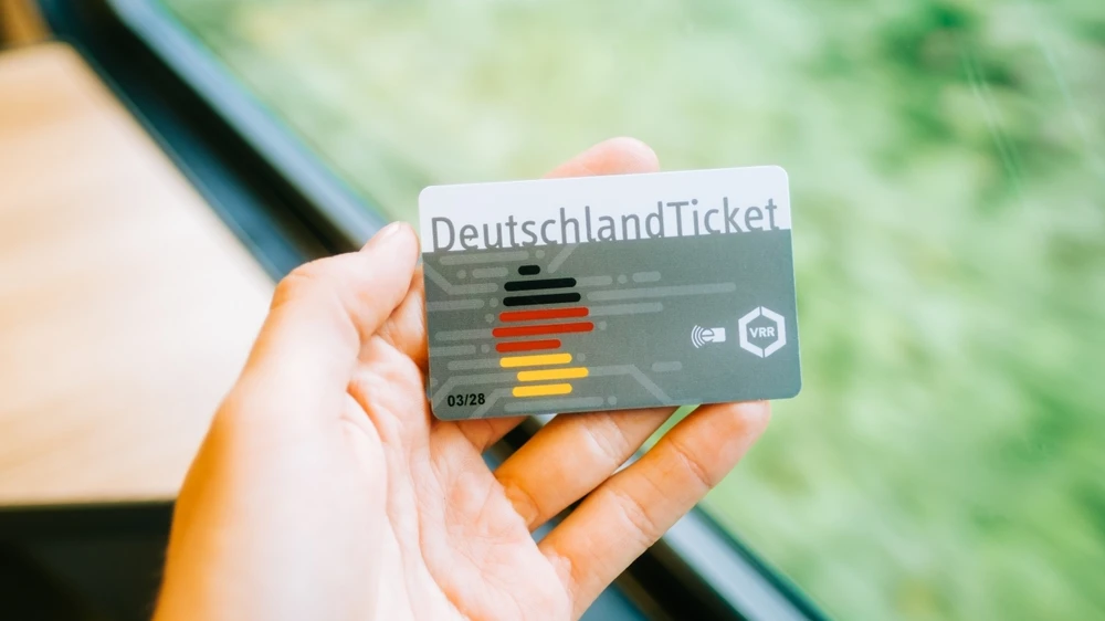 Bremenli öğrenciler için 29,40 Euroluk Deutschlandticket kış sömestre ile satışa sunulacak, © shutterstock Bremenli öğrenciler için 29,40 Euroluk Deutschlandticket kış sömestre ile satışa sunulacak, © shutterstock