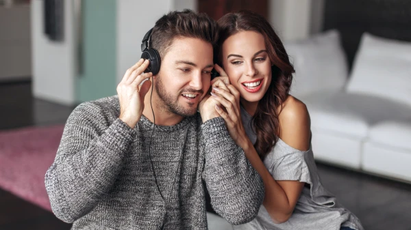 Paar hört mit Kopfhörern, © shutterstock Paar hört mit Kopfhörern, © shutterstock