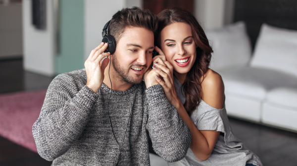 Paar hört mit Kopfhörern, © shutterstock