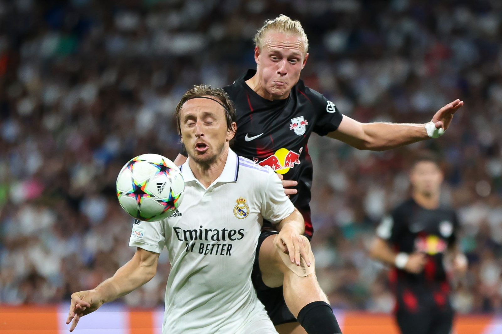 Leipzigs Spieler Xaver Schlager (r) und Reals Luka Modric im Zweikampf.