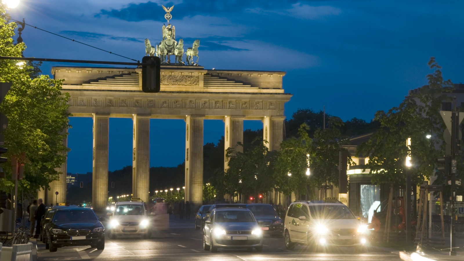 Brandenburger Tor'daki Yılbaşı Partisi Artık Ücretli: 20 Euro Giriş Ücreti!, © shutterstock Brandenburger Tor'daki Yılbaşı Partisi Artık Ücretli: 20 Euro Giriş Ücreti!, © shutterstock