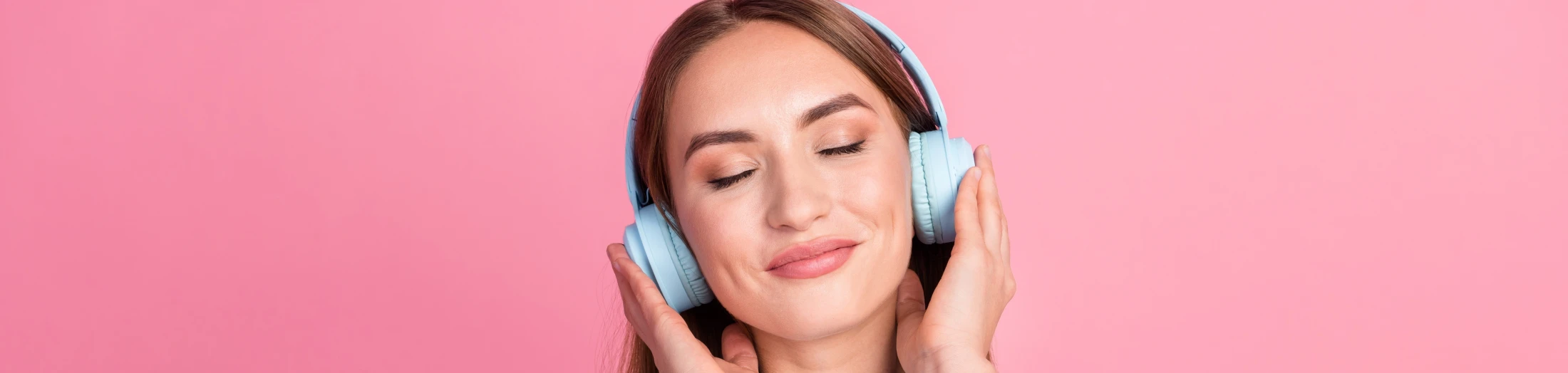 Frau mit Kopfhörern, © shutterstock Frau mit Kopfhörern, © shutterstock