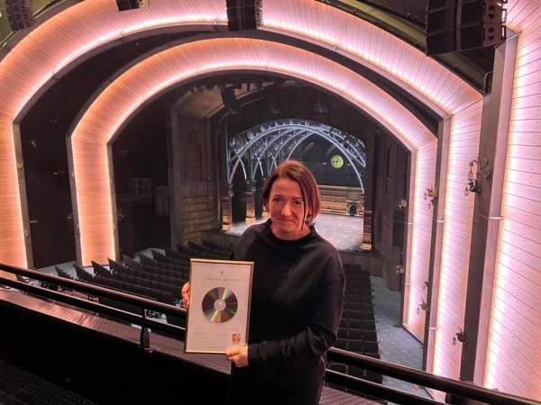 Jana Stemmer (Head of Marketing bei HP-Theater-Produktionsgesellschaft mbH) im Harry Potter Theatersaal des Mehr! Theaters am Großmarkt. Jana Stemmer (Head of Marketing bei HP-Theater-Produktionsgesellschaft mbH) im Harry Potter Theatersaal des Mehr! Theaters am Großmarkt.