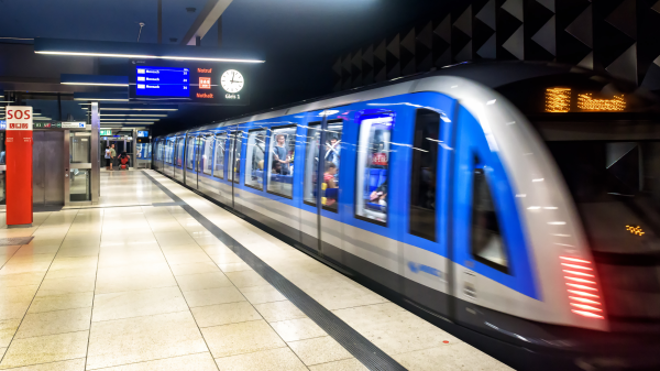 Münih metrosunda Noel Baba kılığında nefret kampanyası: Aşırı sağcılar “Remigration” propagandası yaptı, © shutterstock