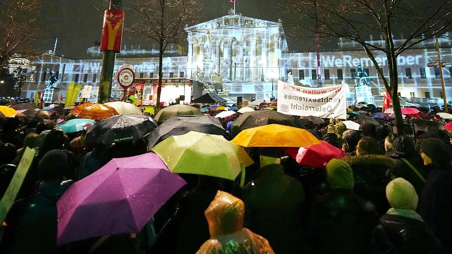 Zehntausende Menschen bei Demos gegen rechts, © APA / Eva Manhart Zehntausende Menschen bei Demos gegen rechts, © APA / Eva Manhart