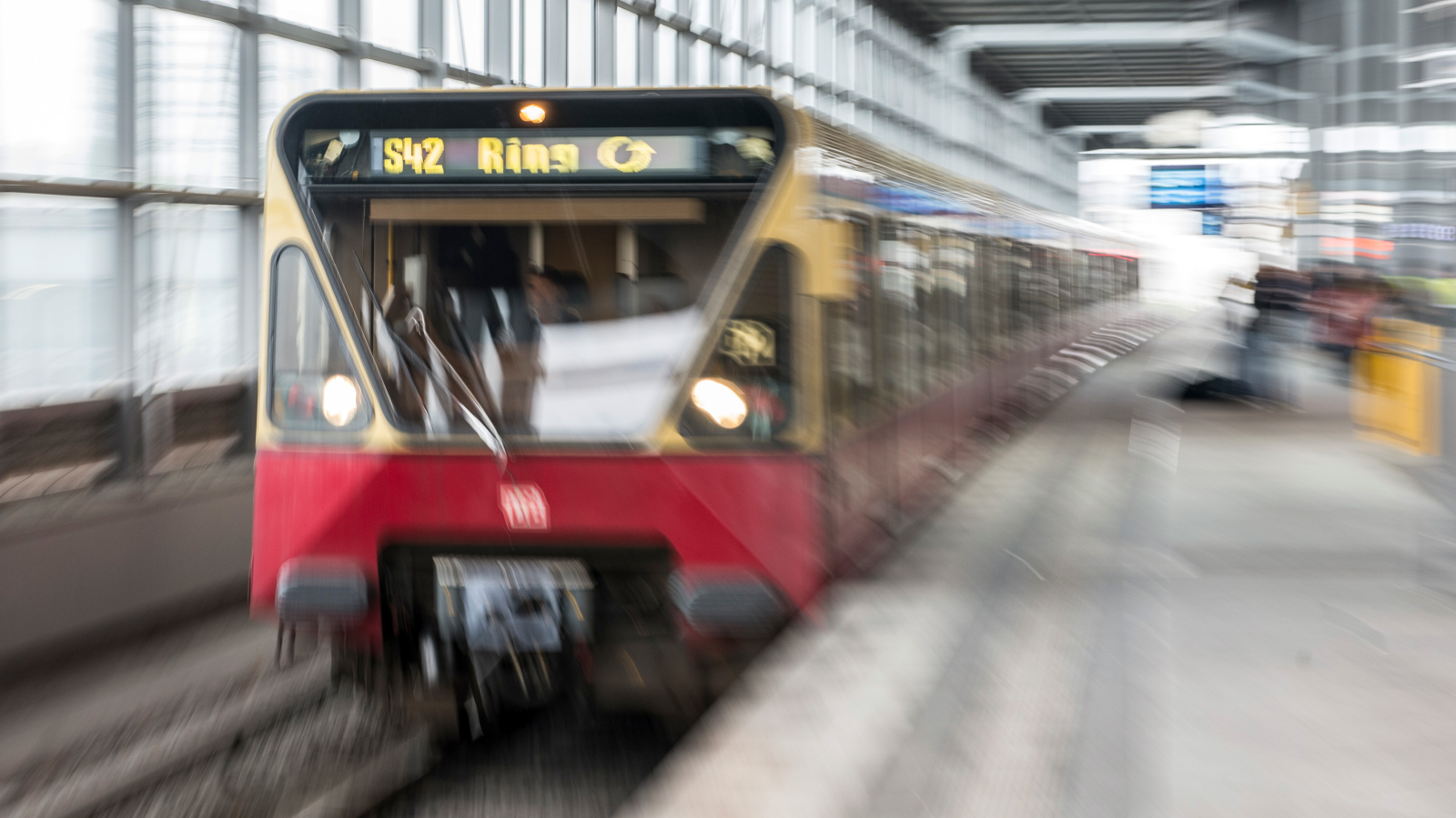 Berlin’de Toplu Taşıma Aksıyor: S-Bahn ve U-Bahn Hatlarında Yangın!, © Paul Zinken/dpa