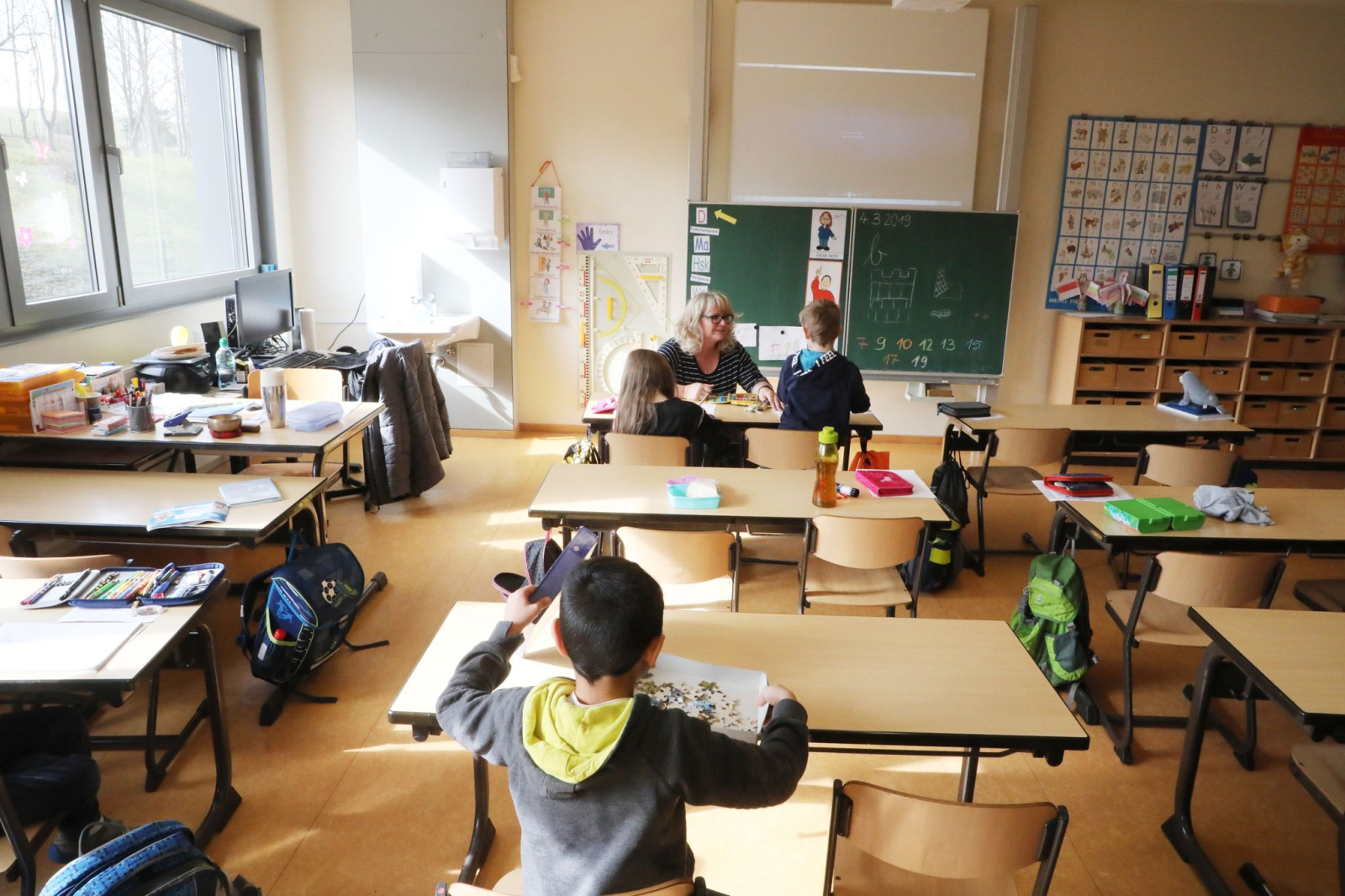 Grundschullehrerin Ulrike Gerth betreut Schüler einer ersten Klasse in der Erich Kästner Grundschule.