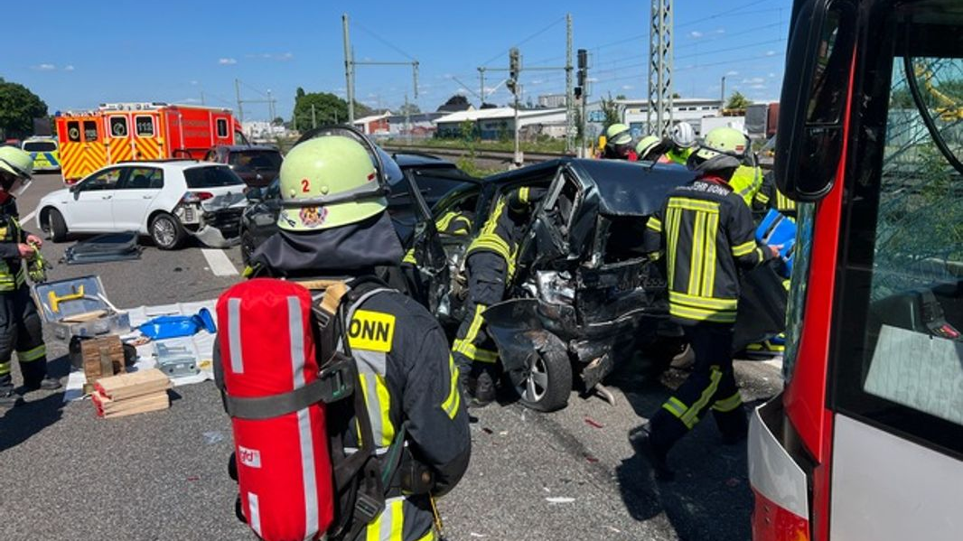 Kaiserslautern’de Feci Tren Kazası: Bisikletli Kadın Ezildi, © Feuerwehr Bonn/dpa
