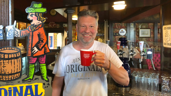 Däni braucht einen Kaffi im Pub, © Radio Basilisk