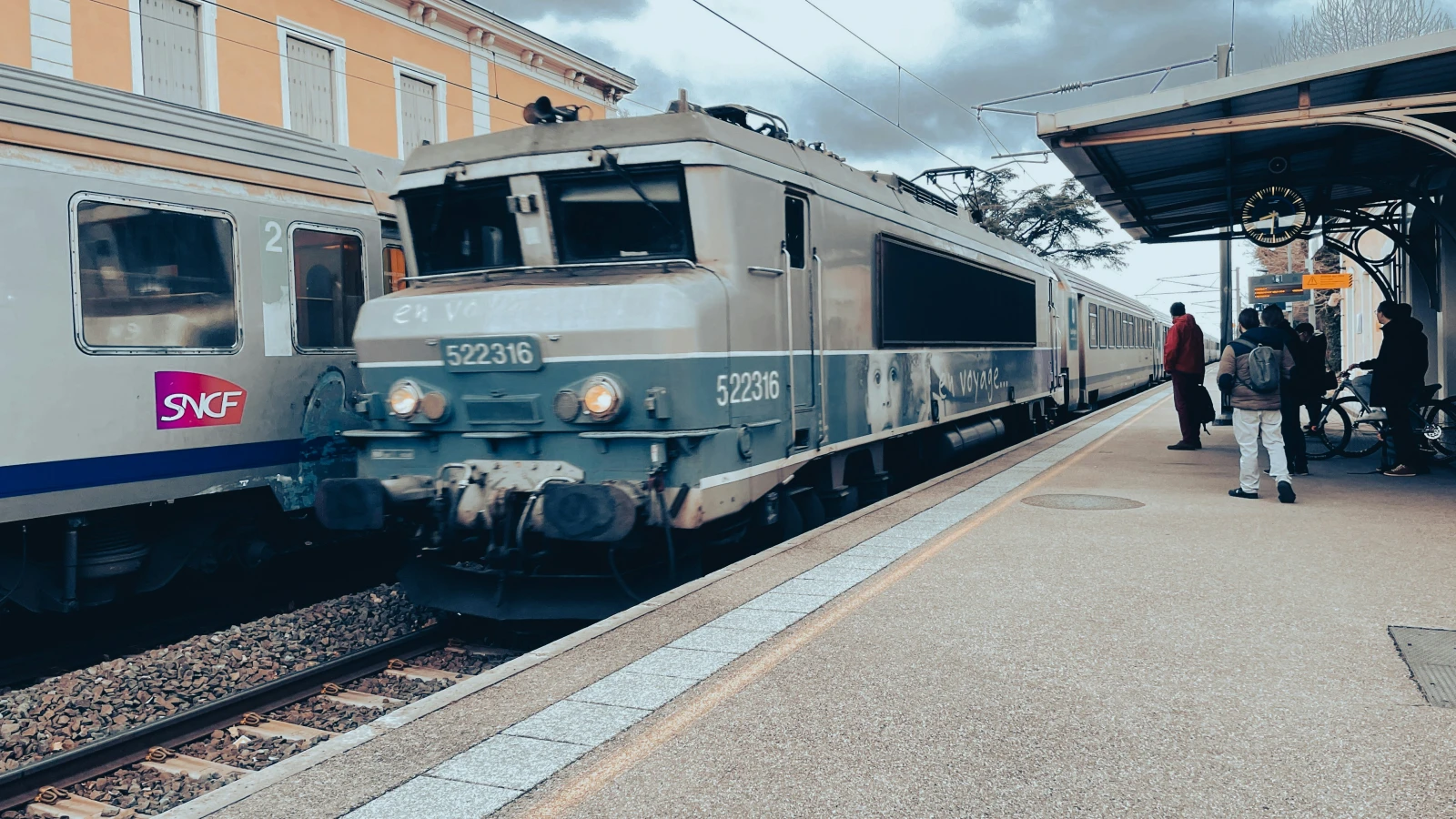 Bahnverkehr in Frankreich nach Sabotage wieder weitgehend normal, © Unsplash/jametiene reskp Bahnverkehr in Frankreich nach Sabotage wieder weitgehend normal, © Unsplash/jametiene reskp
